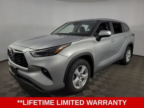 Used 2025 Toyota Highlander LE AWD/4WD image 3