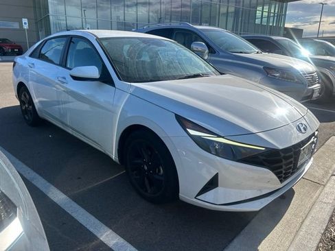 Used 2023 Hyundai Elantra SEL w/ Preferred Accessory Package FWD image 2