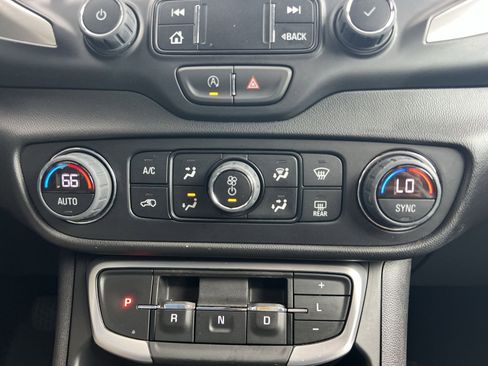 Used 2024 GMC Terrain SLT image 28