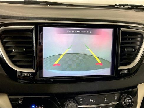 Used 2022 Chrysler Pacifica Touring-L image 21
