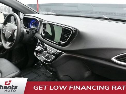 Used 2025 Chrysler Pacifica Select FWD image 16