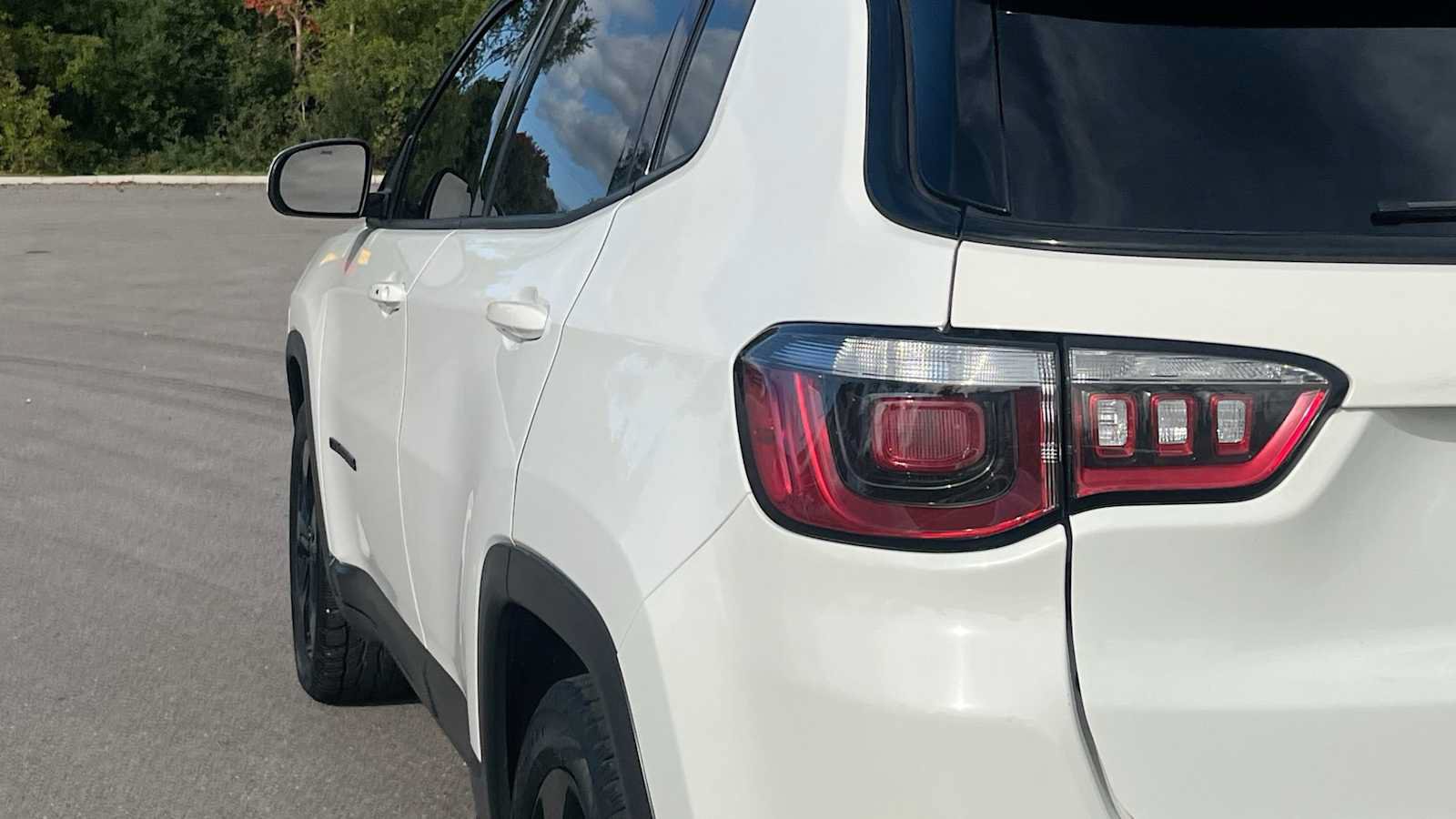 Used 2018 Jeep Compass Latitude w/ Popular Equipment Group FWD image 18