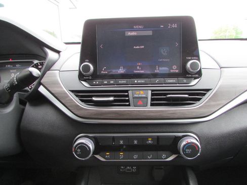 Used 2025 Nissan Altima 2.5 SV FWD image 6