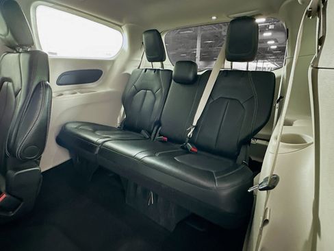 Used 2024 Chrysler Pacifica Touring-L FWD image 28