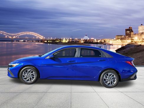 Used 2024 Hyundai Elantra SEL image 2