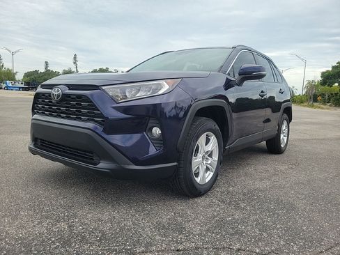 Used 2021 Toyota RAV4 XLE w/ Convenience Package FWD image 2