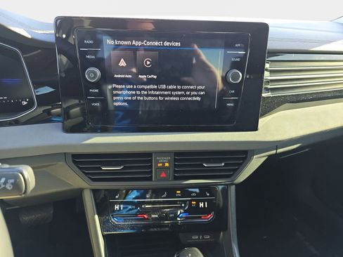 Used 2025 Volkswagen Jetta SE w/ Sunroof Package image 14