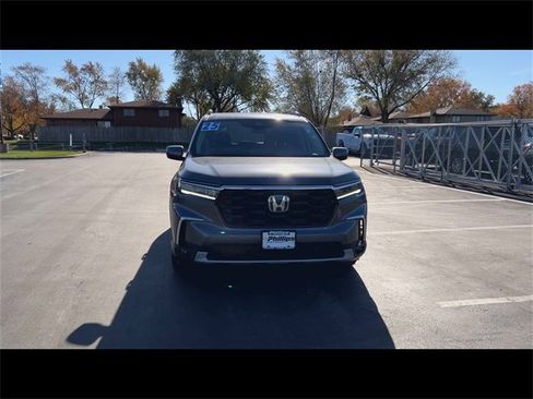 Used 2025 Honda Pilot Touring image 3