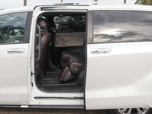 Used 2023 Toyota Sienna Platinum FWD image 34