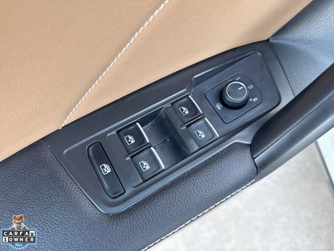 Used 2023 Volkswagen Tiguan SE w/ Panoramic Sunroof Package FWD image 16