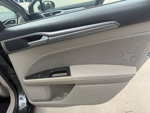 Used 2018 Ford Fusion SE FWD image 14