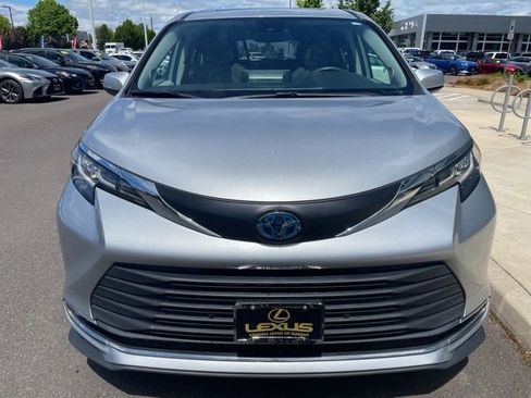 Used 2021 Toyota Sienna XLE w/ XLE Plus Package AWD/4WD image 11