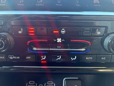 Used 2024 Jeep Grand Cherokee Limited image 19