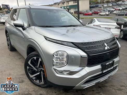 Used 2024 Mitsubishi Outlander SE image 1