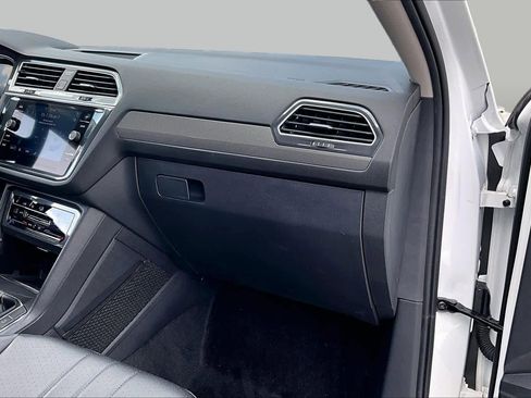 Used 2024 Volkswagen Tiguan SE FWD image 17