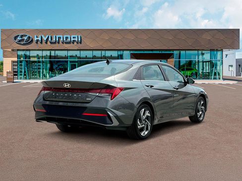 Used 2025 Hyundai Elantra Limited FWD image 7