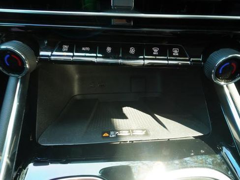 Used 2024 Chevrolet Traverse RS FWD image 14