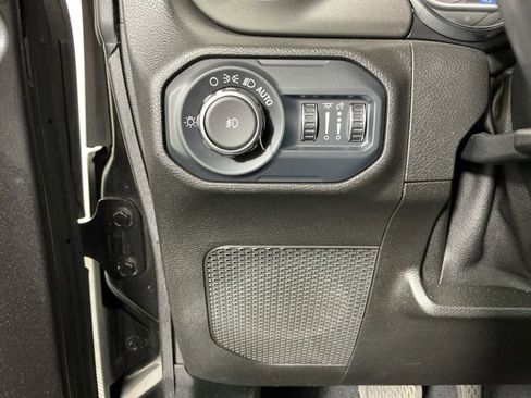 Used 2018 Jeep Wrangler Unlimited Sahara image 17