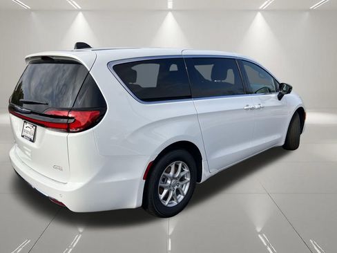 New 2026 Chrysler Pacifica Select image 9