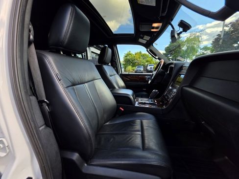 Used 2016 Lincoln Navigator Select RWD image 9