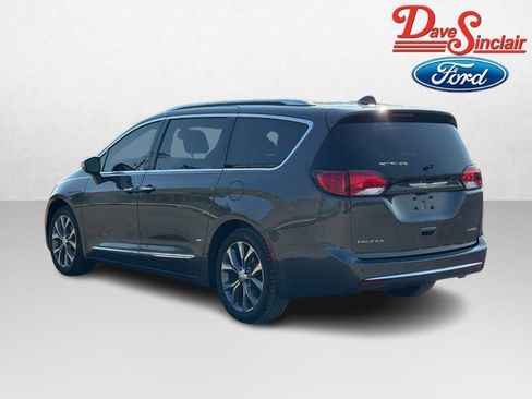 Used 2017 Chrysler Pacifica Limited w/ UConnect Theater Package FWD image 9