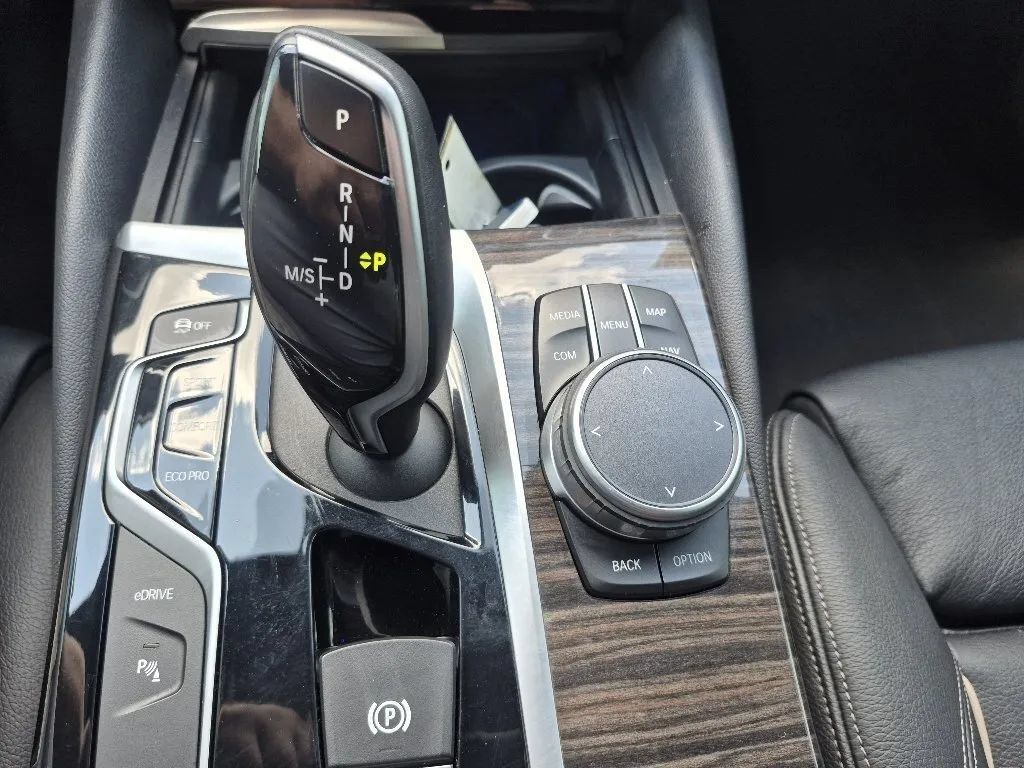 Used 2019 BMW 530e w/ Convenience Package RWD image 27