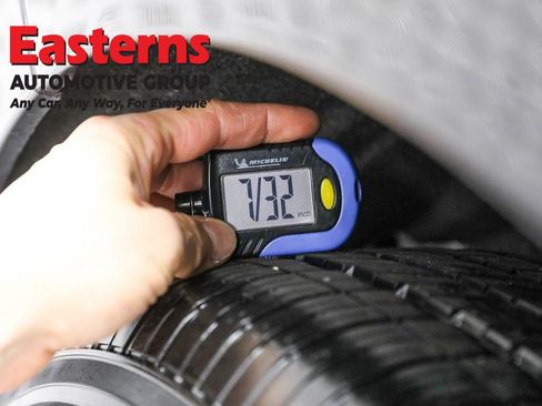 Used 2023 Chrysler Pacifica Touring-L image 29