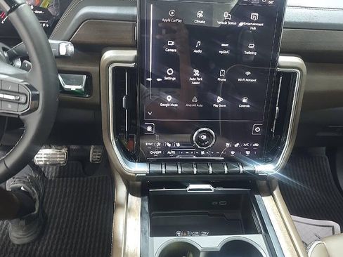 Used 2025 GMC Yukon Denali Ultimate AWD/4WD image 6