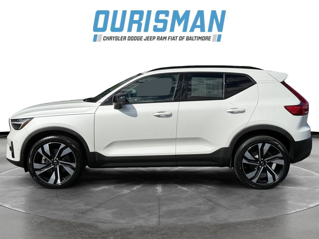 Used 2023 Volvo XC40 B5 Plus w/ Driver Assist Package AWD/4WD image 3