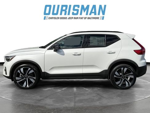 Used 2023 Volvo XC40 B5 Plus w/ Driver Assist Package AWD/4WD image 3