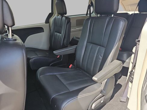 Used 2015 Chrysler Town & Country Touring FWD image 19