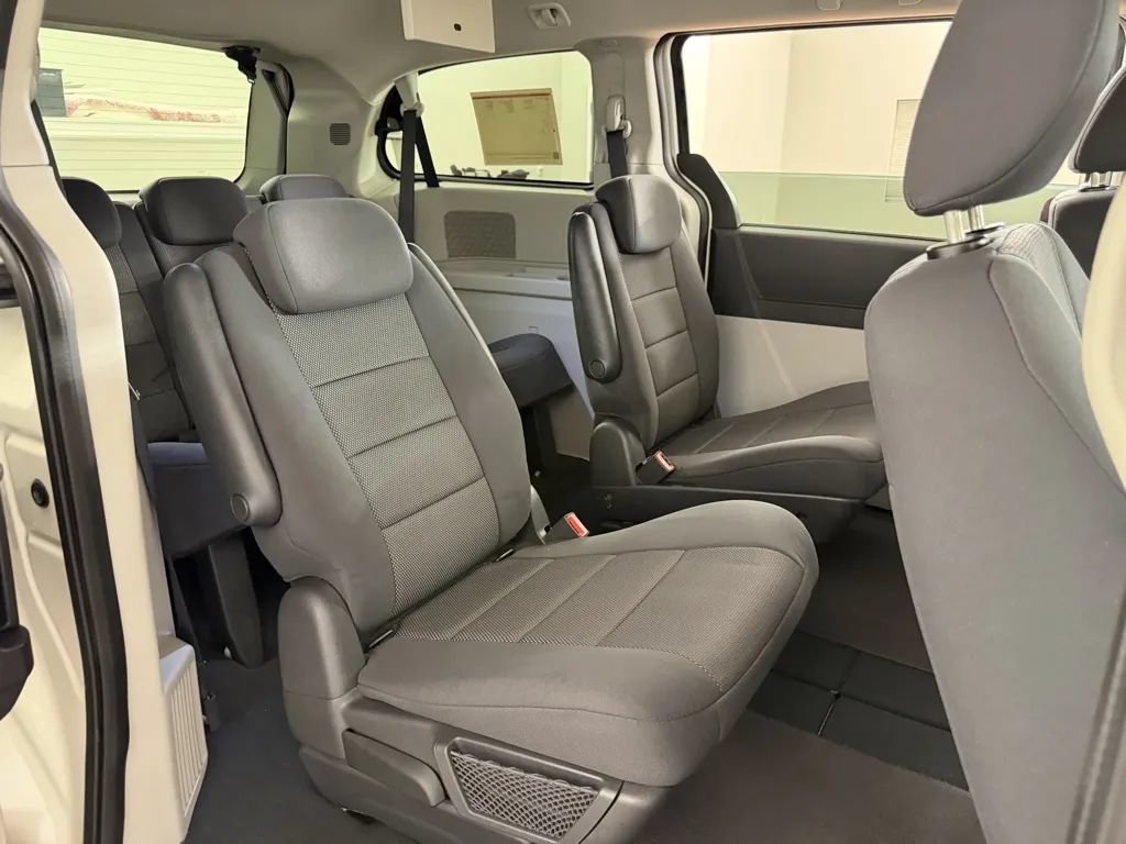 Used 2009 Dodge Grand Caravan SXT w/ Entertainment Group 2 FWD image 31
