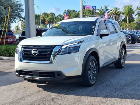 Certified 2023 Nissan Pathfinder SV FWD image 3