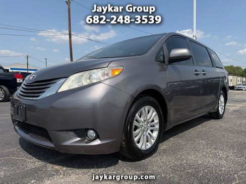 Used 2017 Toyota Sienna XLE w/ XLE Navigation Package FWD image 1