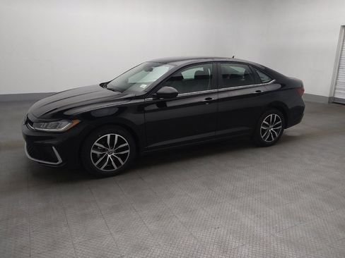 Used 2025 Volkswagen Jetta SE image 2