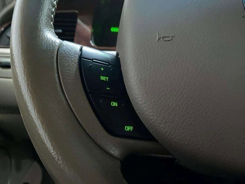 Used 2005 Lincoln Town Car Signature image 33