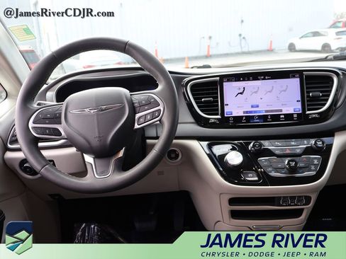 Used 2023 Chrysler Pacifica Touring-L FWD image 18