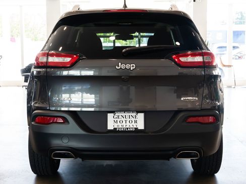Used 2017 Jeep Cherokee Latitude w/ Comfort/Convenience Group AWD/4WD image 5