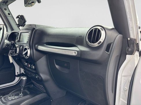 Used 2017 Jeep Wrangler Sahara w/ Connectivity Group AWD/4WD image 42