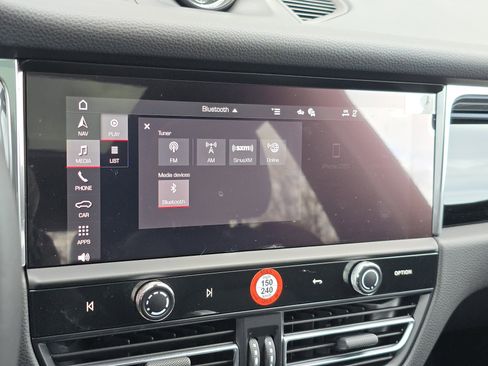 Certified 2025 Porsche Macan image 15