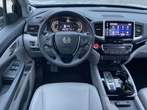 Used 2017 Honda Pilot Touring image 2