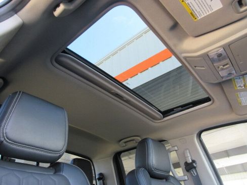 Used 2023 Nissan Frontier SV w/ SV Premium Package image 32