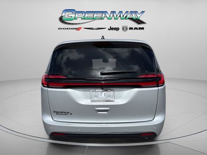 New 2026 Chrysler Pacifica Select w/ S Appearance Package