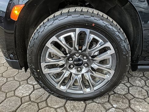 Used 2023 GMC Yukon Denali Ultimate image 11