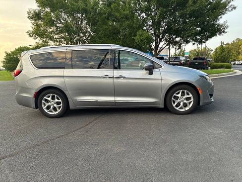Used 2018 Chrysler Pacifica Touring-L Plus FWD image 4