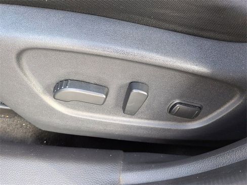 Used 2018 Nissan Rogue SV image 15