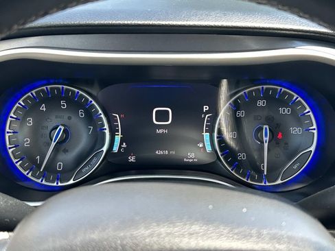 Used 2023 Chrysler Pacifica Touring-L FWD image 40