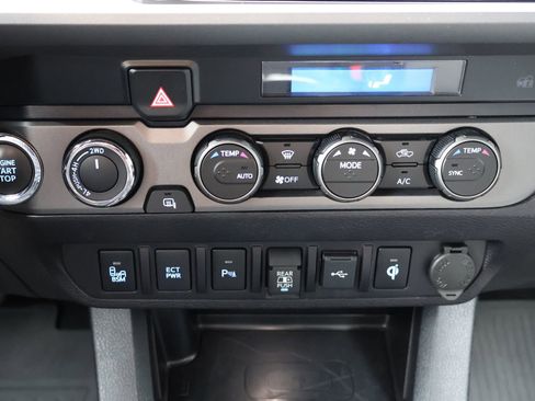 Used 2022 Toyota Tacoma TRD Sport w/ Technology Package image 17