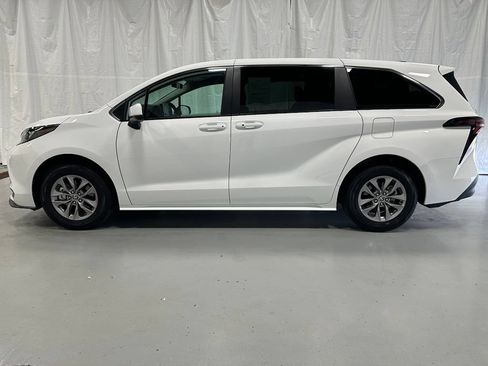 Used 2025 Toyota Sienna LE FWD image 4