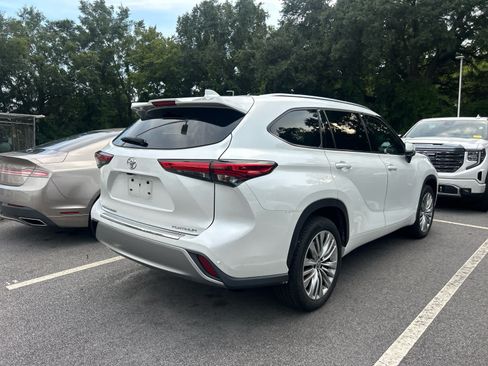 Used 2023 Toyota Highlander Platinum FWD image 5